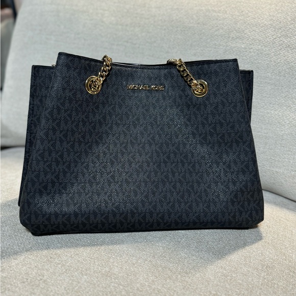 Michael Kors Black Shoulder Bag with Gold Chains - Picture 5 of 8